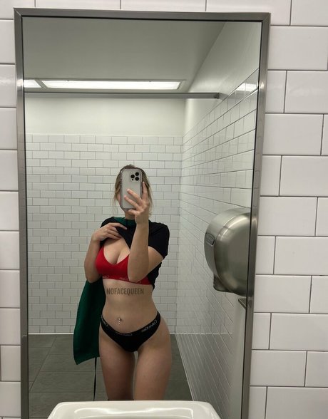 Naakte gelekte OnlyFans-foto van Thenofacequeen