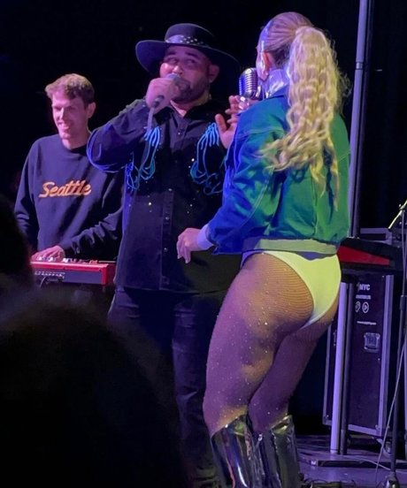 Naakte gelekte OnlyFans-foto van Jojo Levesque