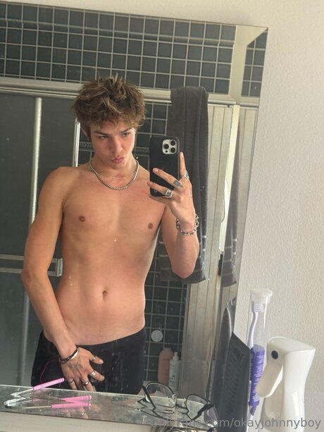 Naakte gelekte OnlyFans-foto van Okayjohnnyboy