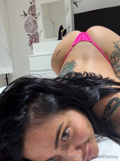 Naakte gelekte OnlyFans-foto van Melthoney