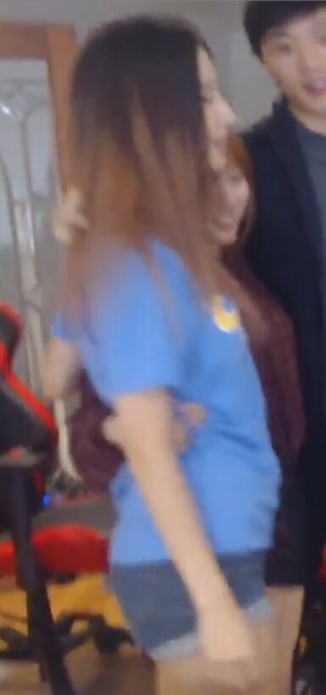 Naakte gelekte OnlyFans-foto van Fuslie
