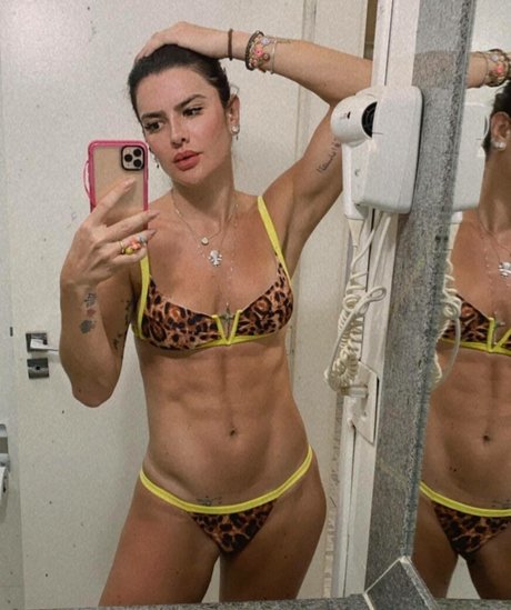 Naakte gelekte OnlyFans-foto van Mirella Santos