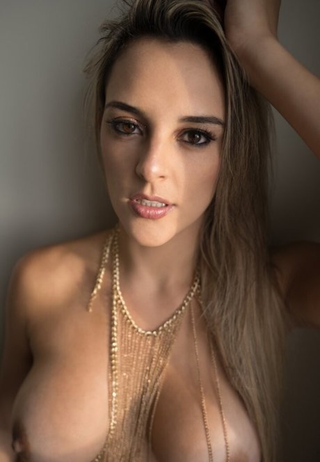 Naakte gelekte OnlyFans-foto van Heloine Moreno