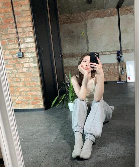 Naakte gelekte OnlyFans-foto van Aloona Larionova