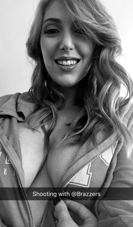 Naakte gelekte OnlyFans-foto van Laurenfillsup