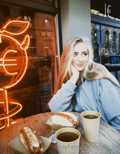 Naakte gelekte OnlyFans-foto van Emilylyy