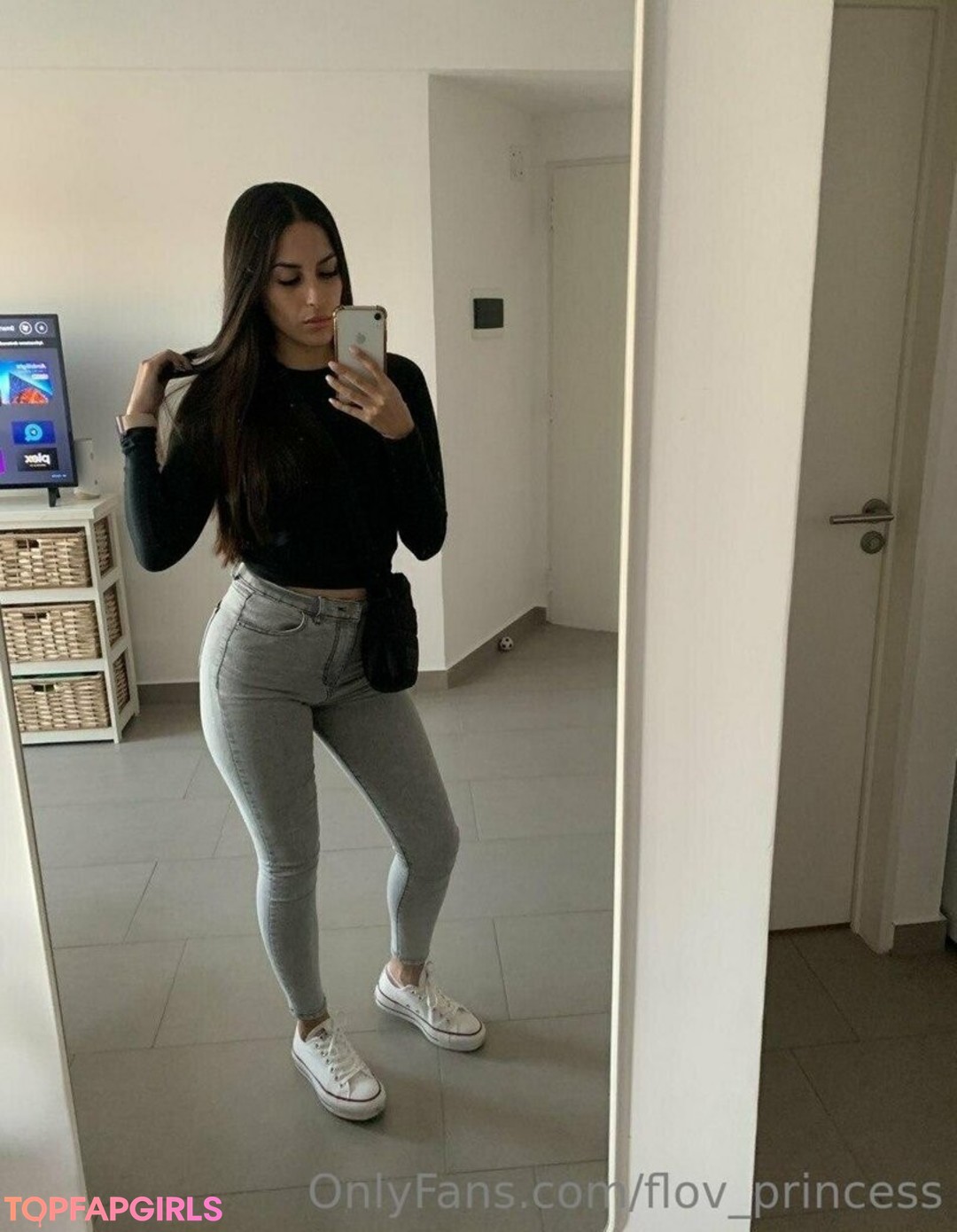 Naakte gelekte OnlyFans-foto van Flovprincess #987 Naakte gelekte OnlyFans-foto van Flovprincess #987