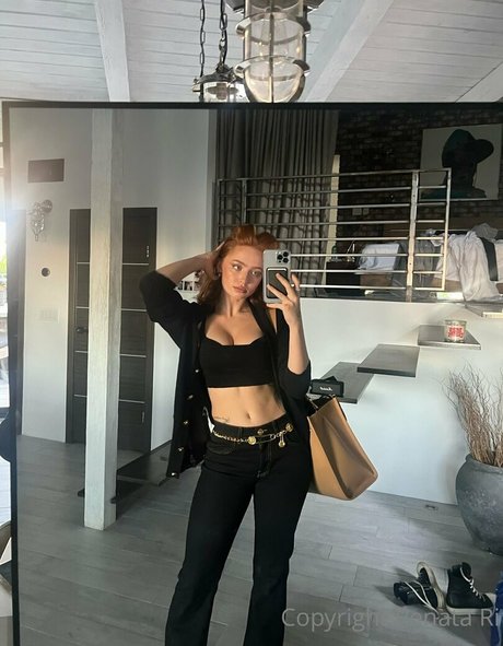 Naakte gelekte OnlyFans-foto van Renata Ri