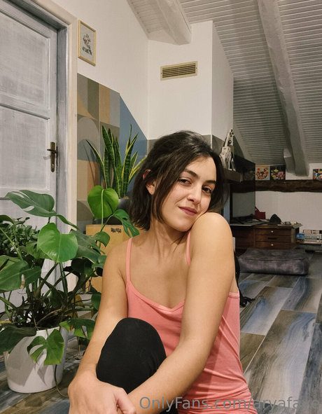 Naakte gelekte OnlyFans-foto van Aryafaye