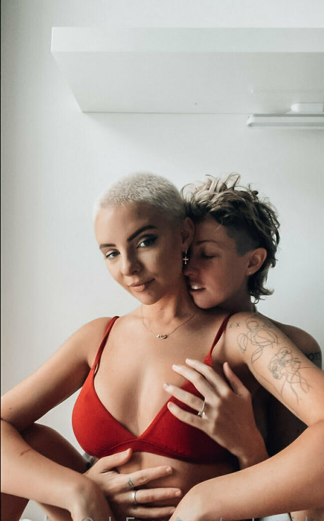 Naakte gelekte OnlyFans-foto van Watergirls