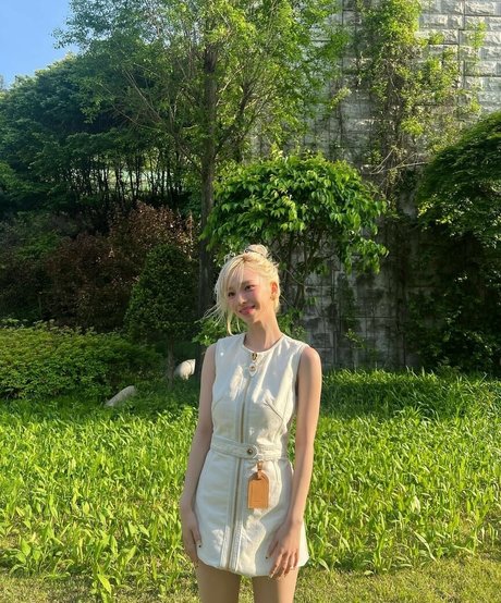 Naakte gelekte OnlyFans-foto van Womenkpop
