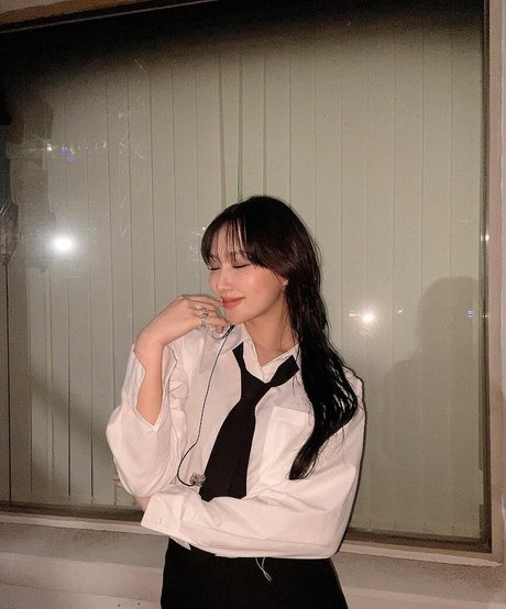 Naakte gelekte OnlyFans-foto van Womenkpop