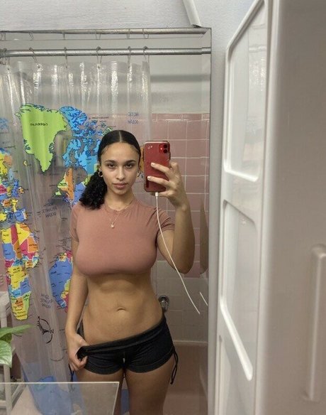 Naakte gelekte OnlyFans-foto van Sarina