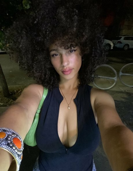 Naakte gelekte OnlyFans-foto van Sarina