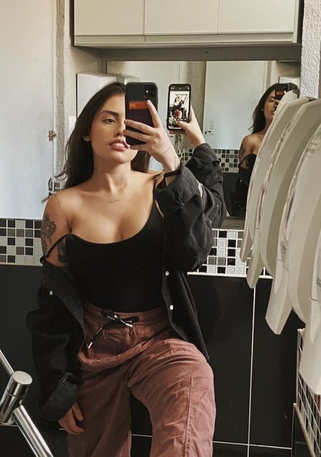 Naakte gelekte OnlyFans-foto van Vitoria Marcilio
