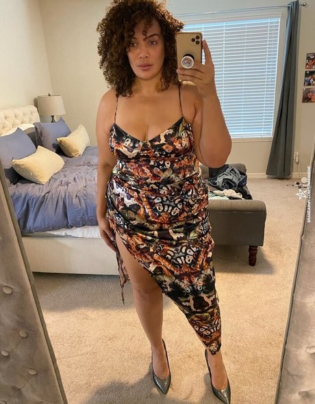 Naakte gelekte OnlyFans-foto van Nia Jax