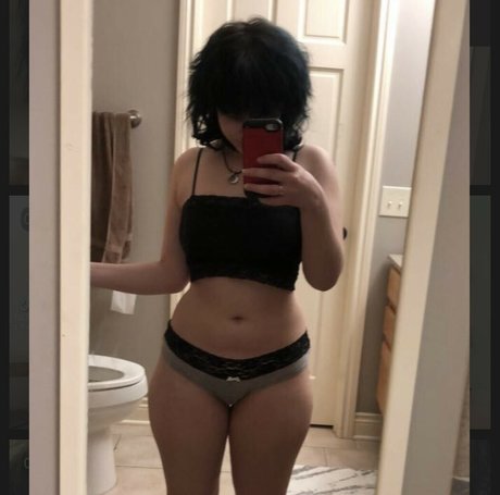 Naakte gelekte OnlyFans-foto van Guttergirlgab