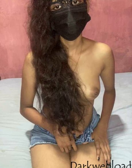 Naakte gelekte OnlyFans-foto van Sri Lanka
