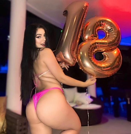 Naakte gelekte OnlyFans-foto van Bella Angel Dezoitou