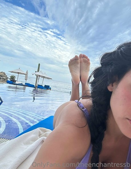 Naakte gelekte OnlyFans-foto van Theenchantressb
