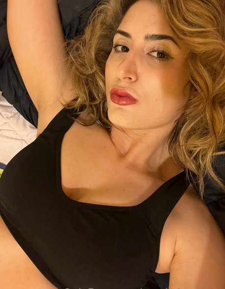 Naakte gelekte OnlyFans-foto van Snarkybrunette