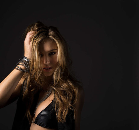 Alexis Ren