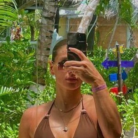 Naakte gelekte OnlyFans-foto van Angelica Decoene