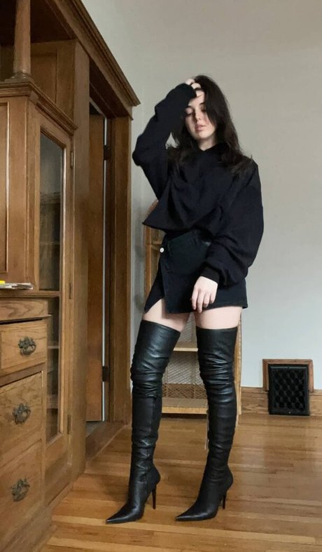 Naakte gelekte OnlyFans-foto van Slight Sounds Asmr