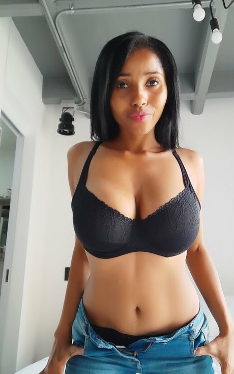 Naakte gelekte OnlyFans-foto van Angelysc