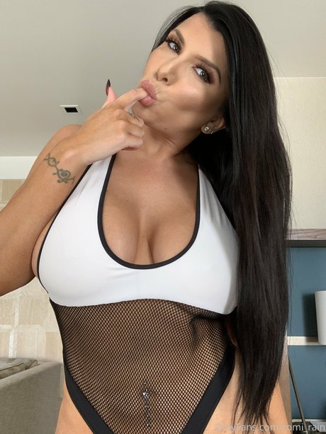 Naakte gelekte OnlyFans-foto van Romi Rain