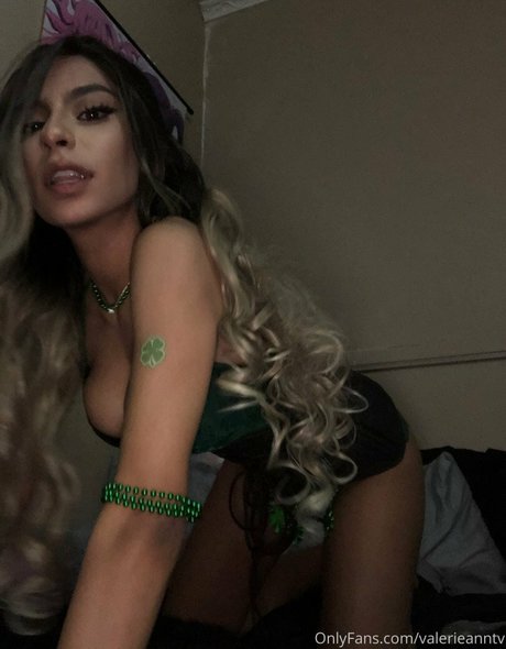 Naakte gelekte OnlyFans-foto van Valerie Ann Tv