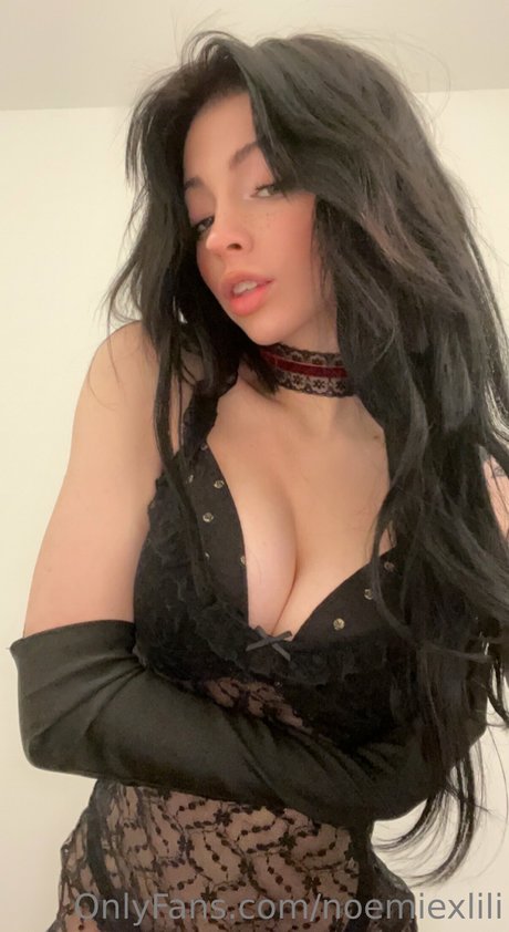 Naakte gelekte OnlyFans-foto van Noemiexlili