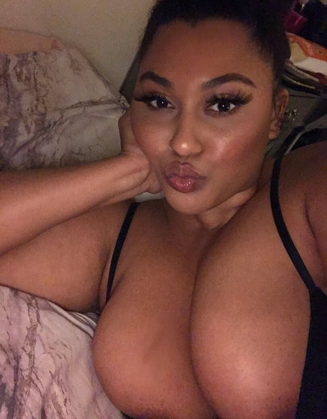 Naakte gelekte OnlyFans-foto van Chantelles Kitchen