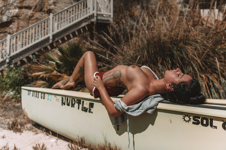Naakte gelekte OnlyFans-foto van Reed Suicide