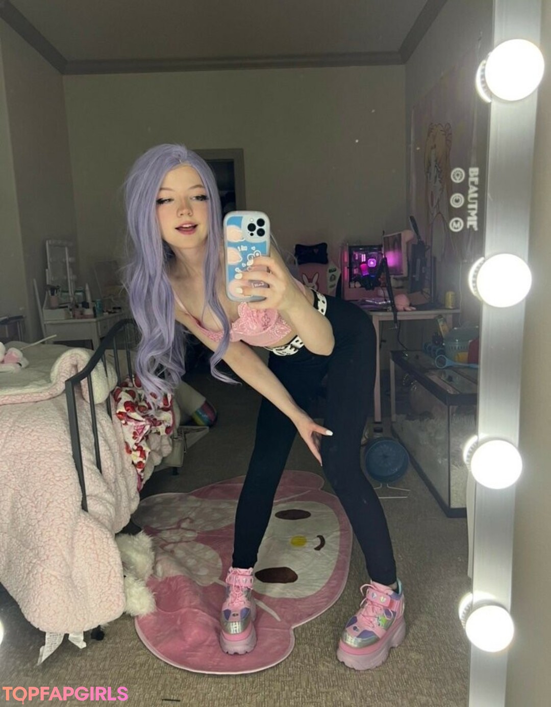 Naakte gelekte OnlyFans-foto van Strawbeariemilkk #1342