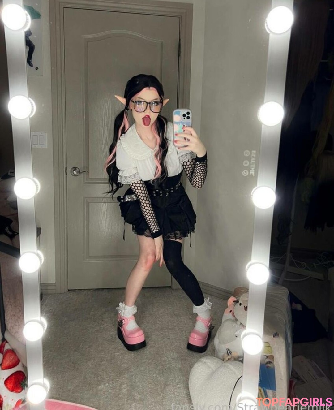 Naakte gelekte OnlyFans-foto van Strawbeariemilkk #1542