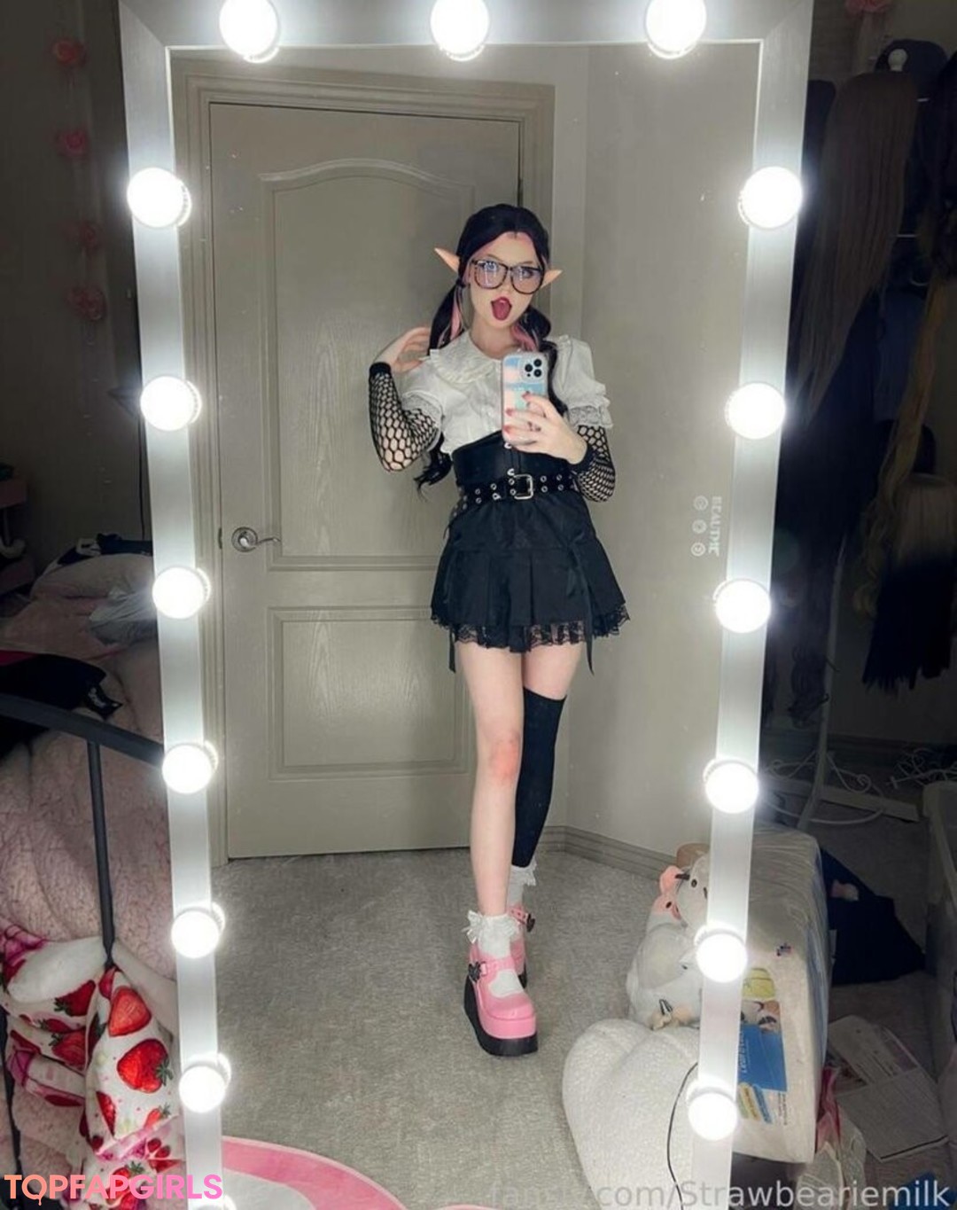 Naakte gelekte OnlyFans-foto van Strawbeariemilkk #1548