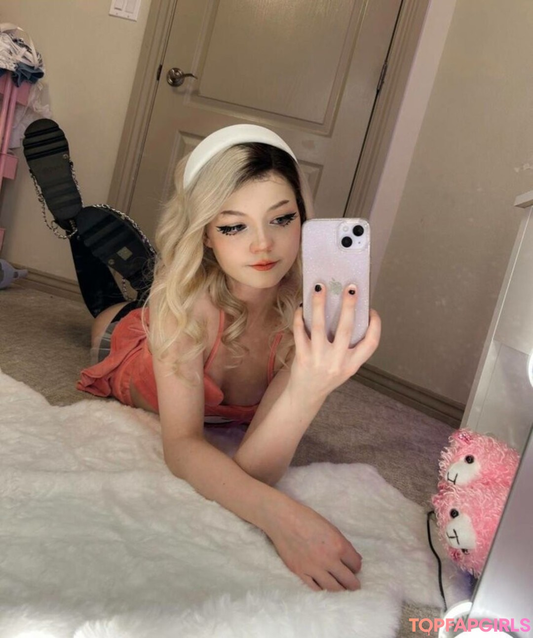 Naakte gelekte OnlyFans-foto van Strawbeariemilkk #2121