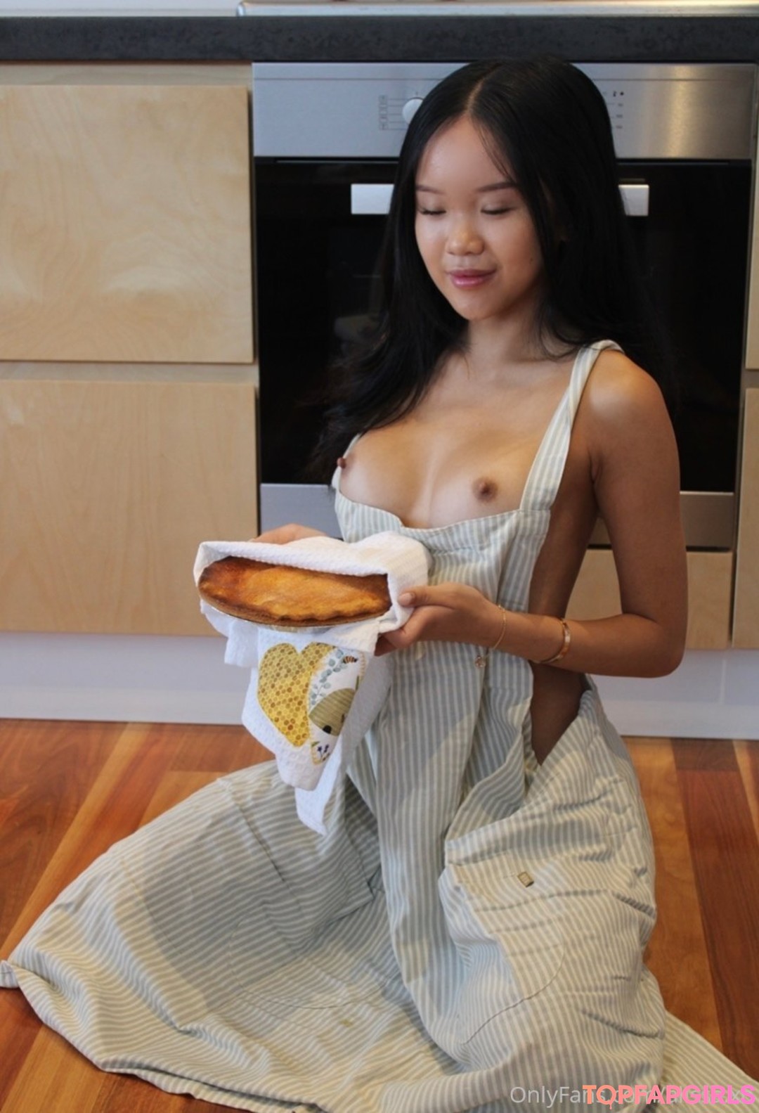 Naakte gelekte OnlyFans-foto van Alissa Yu #8 Naakte gelekte OnlyFans-foto van Alissa Yu #8