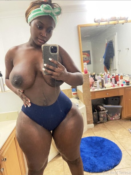 Naakte gelekte OnlyFans-foto van Teresa Lavae