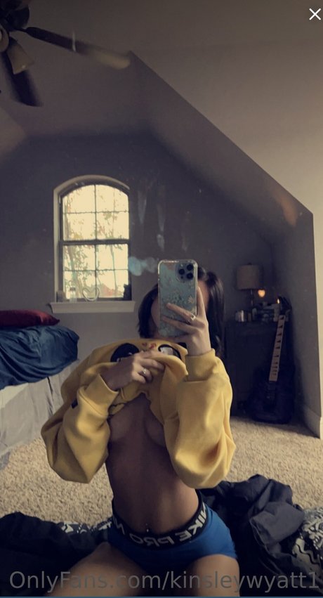 Naakte gelekte OnlyFans-foto van Kinsley Wyatt