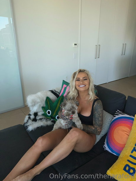 Naakte gelekte OnlyFans-foto van Nara Ford