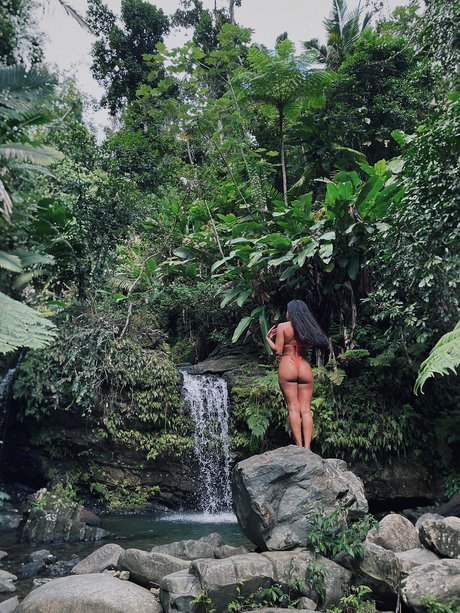 Naakte gelekte OnlyFans-foto van Nina