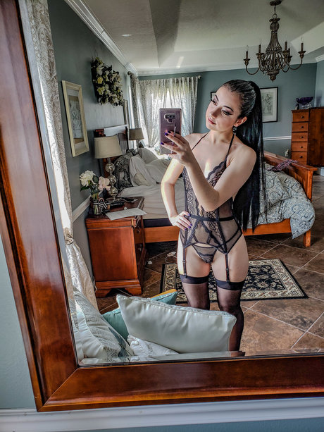 Naakte gelekte OnlyFans-foto van Karrigan Taylor