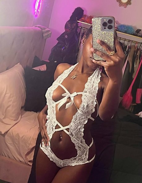 Naakte gelekte OnlyFans-foto van Juiicyyyfruit