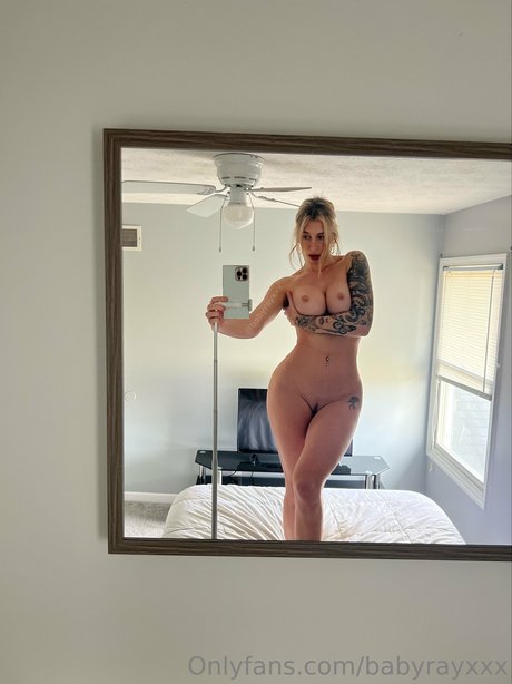 Naakte gelekte OnlyFans-foto van Babyrayxxx