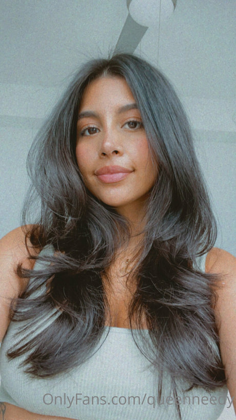 Naakte gelekte OnlyFans-foto van Queen Needy