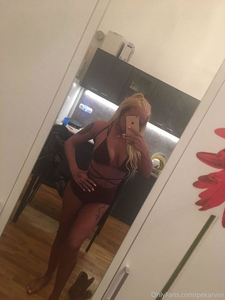 Naakte gelekte OnlyFans-foto van Pekarvivi