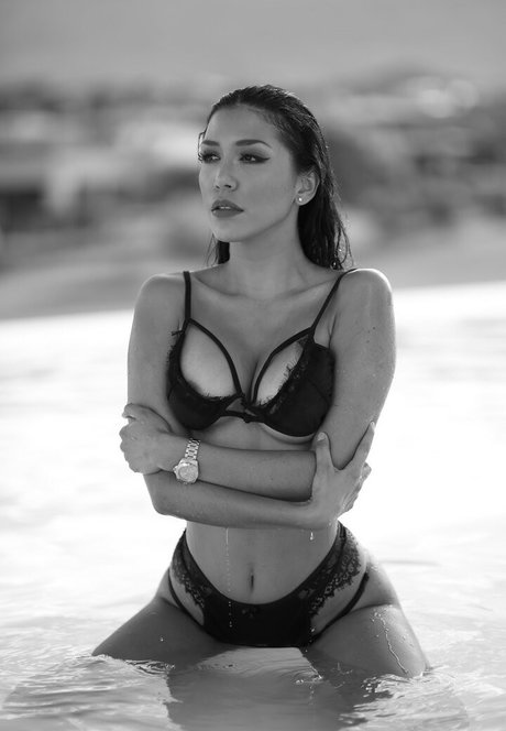 Naakte gelekte OnlyFans-foto van Lizzy Acosta