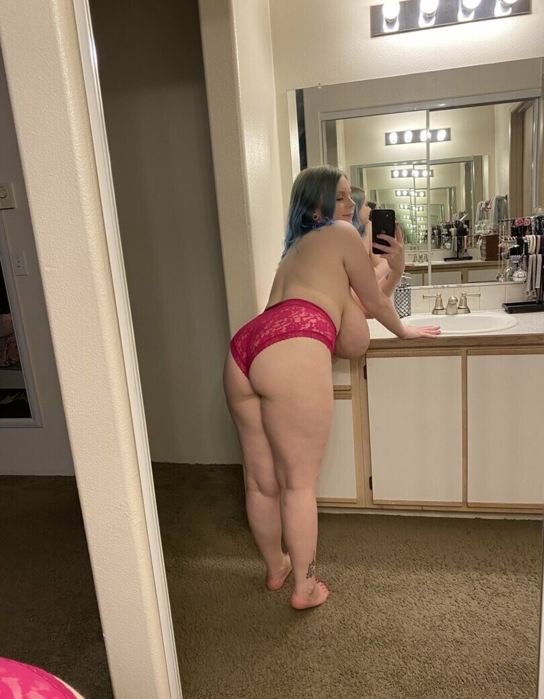 Naakte gelekte OnlyFans-foto van Cassie0pia #1007